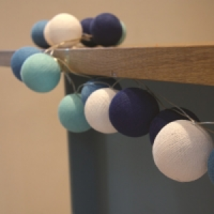 Guirlande lumineuse de 20 boules dégradé de bleu