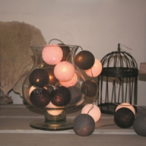 Guirlande lumineuse de 20 boules coloris prune et rose