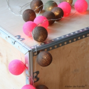 Guirlande lumineuse de 20 boules en coton coloris rose, kaki et marron
