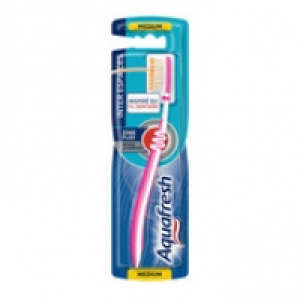 Aquafresh Brosse &agrave; dents medium.