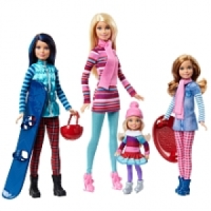 Poup&eacute;e Barbie Pink Passeport - Barbie < ses soeurs &agrave; la montagne
