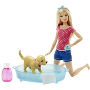 Poupée Barbie et son chien à lheure du bain