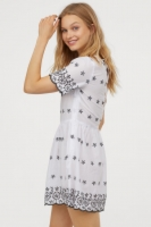 Robe avec broderie anglaise 20.99 €