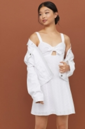  Robe avec broderie anglaise 17.99 €