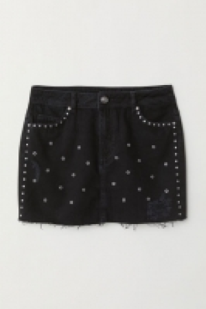  Jupe en jean cloutée 22.99 €