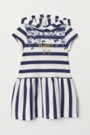  Robe en jersey avec capuche 4.99 €