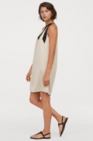  Robe avec liens à nouer 14.99 €