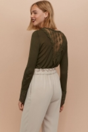  Pull avec détails en dentelle 14.99 €