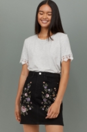  Jupe en jean avec broderies 20.99 €