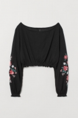 Pull court avec broderies 12.99 €