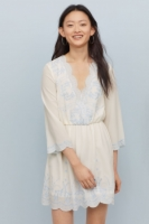  Robe avec broderies 20.99 €