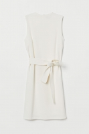  Robe avec ceinture à nouer 17.99 €