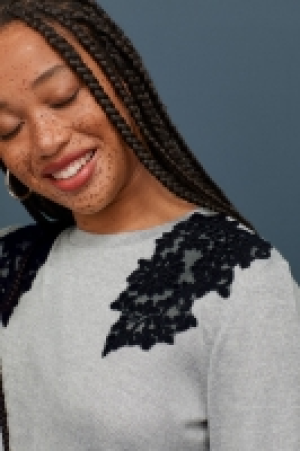  Pull avec détails en dentelle 16.99 €