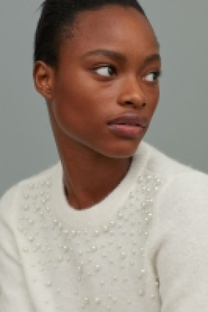  Pull avec perles fantaisie 17.99 €