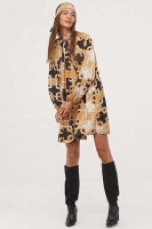  Robe à col droit en satin 19.99 €