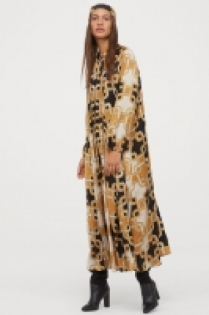  Robe à col droit en satin 24.99 €