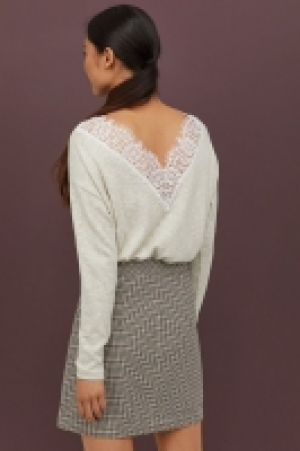  Pull avec dentelle 12.99 €