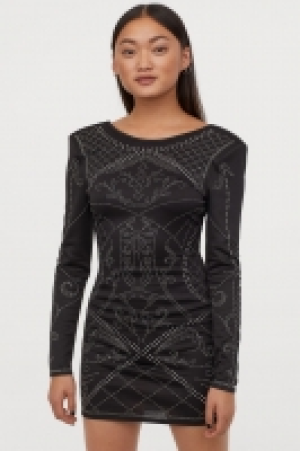  Robe moulante avec rivets 19.99 €