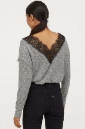  Pull avec dentelle 8.99 €