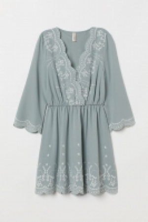 HM   Robe avec broderies