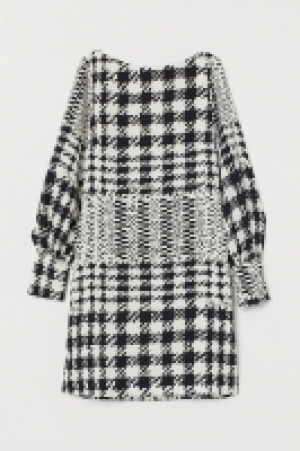 HM   Robe à encolure bateau