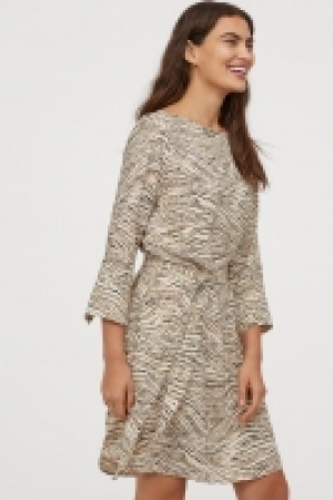  Robe avec ceinture à nouer 12.99 €