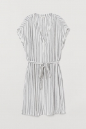  Robe avec ceinture à nouer 8.99 €