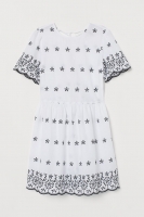 HM   Robe avec broderie anglaise
