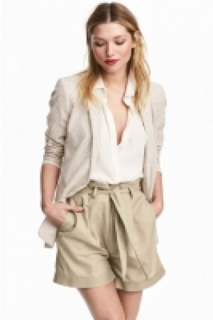 Short avec ceinture à nouer 16.99 €