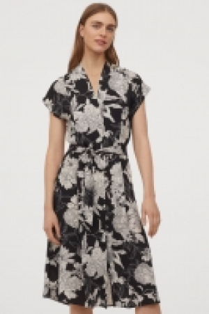 Robe en satin avec ceinture 17.99 €