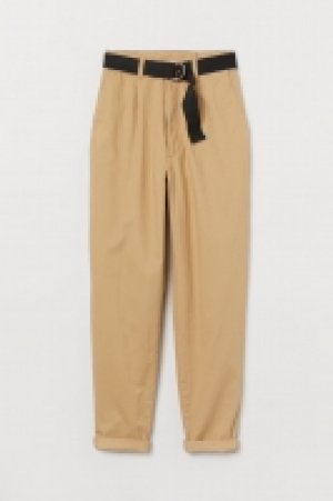 Chino avec ceinture 12.99 €