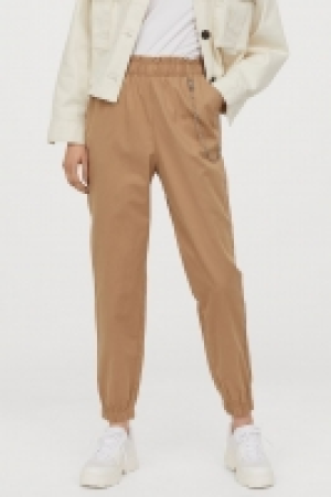 HM  Pantalon en twill avec chaîne