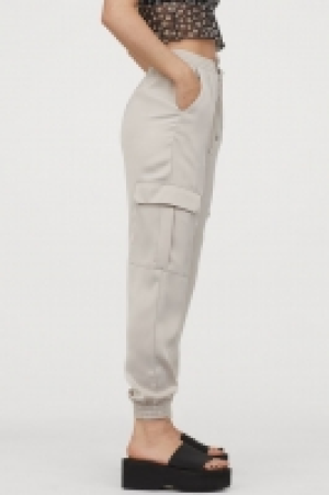 Pantalon cargo en satin 12.99 €