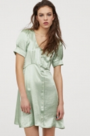 Robe en satin avec boutonnage 19.99 €