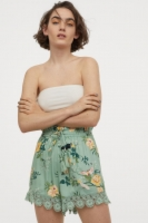 Short avec bords en dentelle 12.99 €