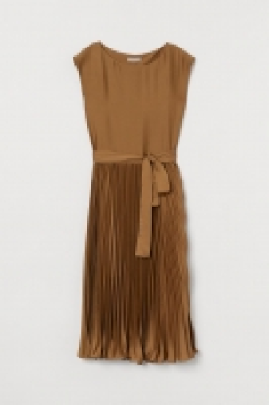 Robe plissée 17.99 €