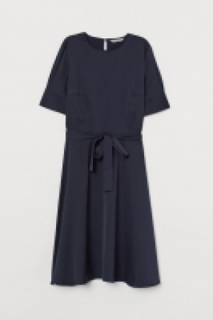 Robe avec ceinture à nouer 17.99 €