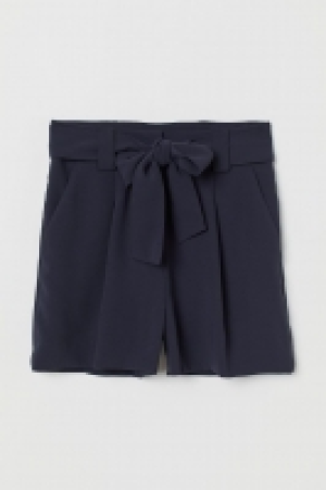 Short avec ceinture à nouer 16.99 €