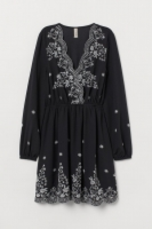 Robe brodée 17.99 €