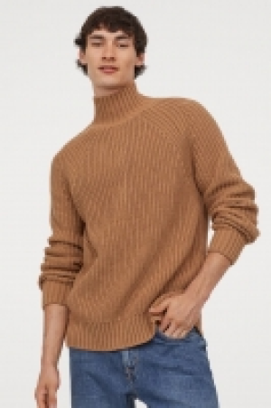 Pull côtelé avec col 17.99 €