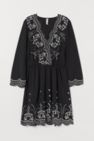 Robe avec broderies 18.99 €