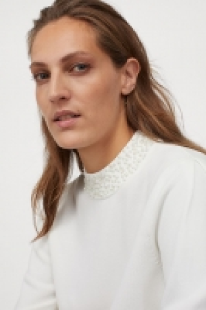 Pull avec perles fantaisie 17.99 €