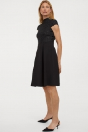 HM  Robe à mancherons en dentelle