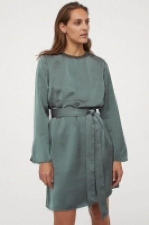 Robe en satin avec strass 15.99 €