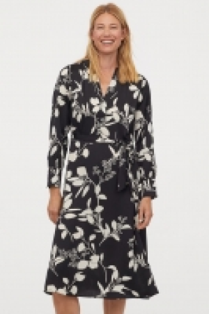 HM  Robe en satin avec ceinture