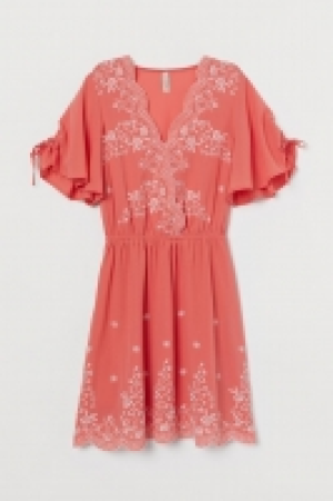 Robe avec broderies 24.99 €