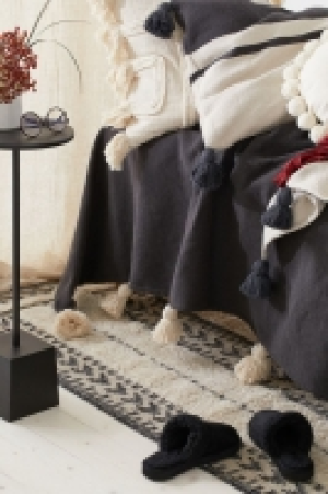 HM  Jeté de lit à pompons