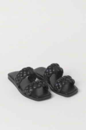 Claquettes tressées 10.99 €