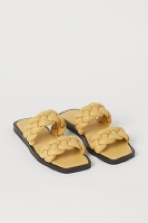 Claquettes tressées 8.99 €