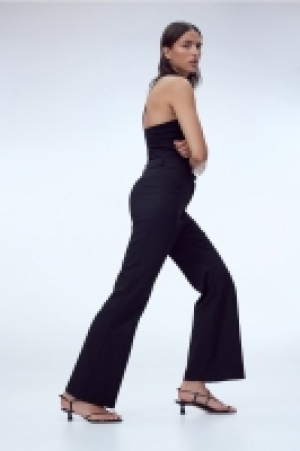 Pantalon habillé avec jambes évasées 19.99 €